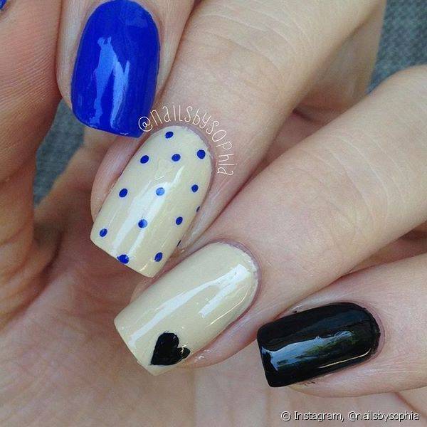 O esmalte azul é tendência e deixa a nail art glamoursa e sofisticada